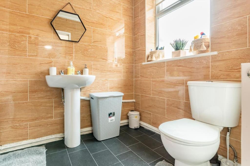 Home Near Anfield And Everton Fc With Free Parking Liverpool Exterior photo