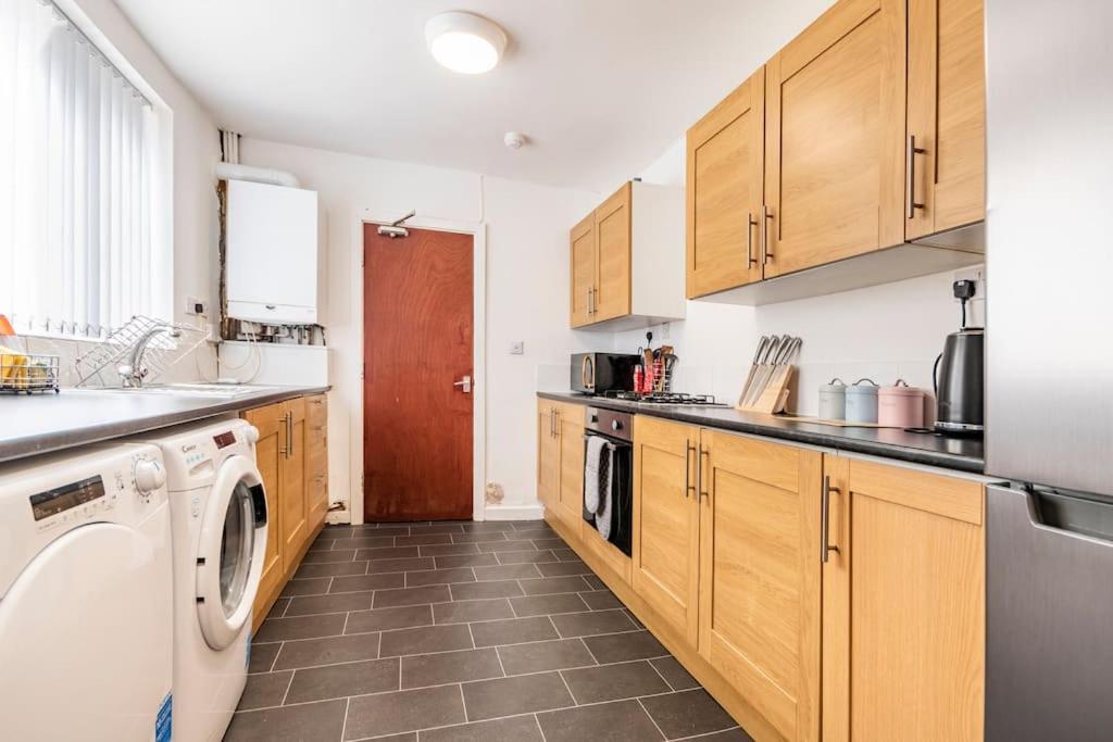 Home Near Anfield And Everton Fc With Free Parking Liverpool Exterior photo