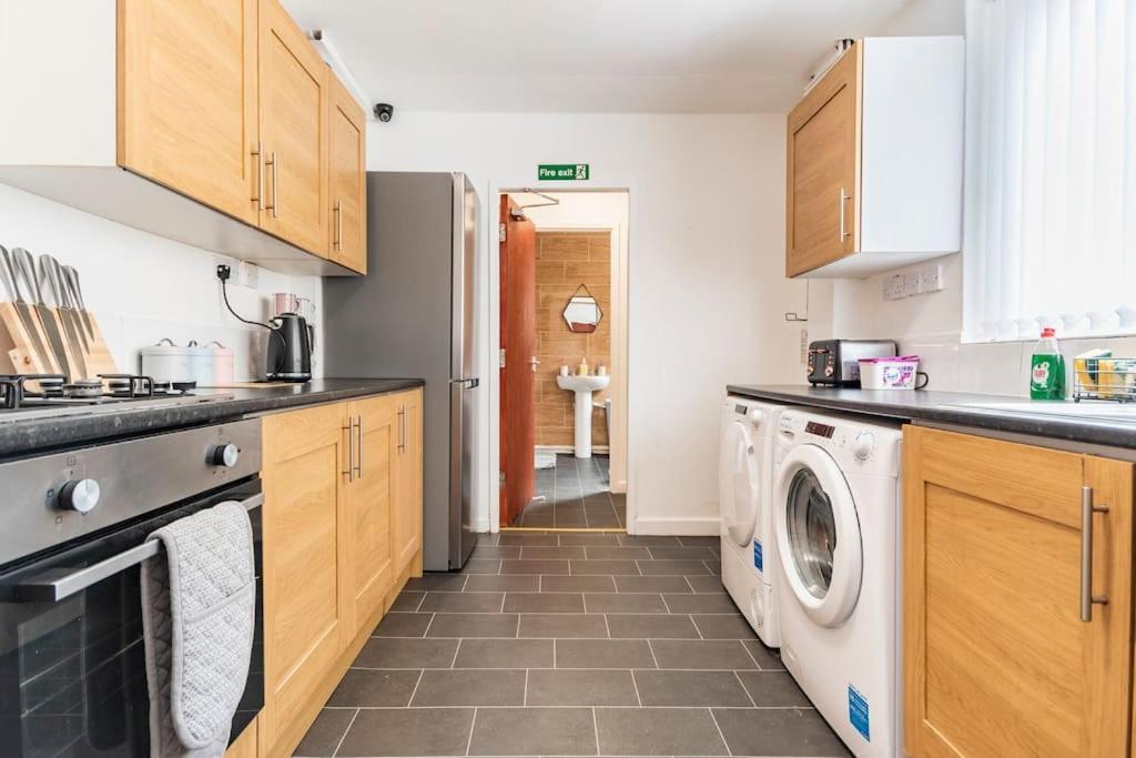 Home Near Anfield And Everton Fc With Free Parking Liverpool Exterior photo